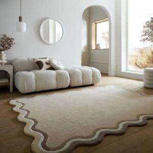 Flair Rugs Wollteppich Leo Border Natural, hellbeige mit braunen Wellenkanten, im modernen Wohnzimmer.