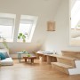 Helles Dachzimmer mit Velux Verdunkelungsrollo, manuell, weiß, für angenehme Dunkelheit.