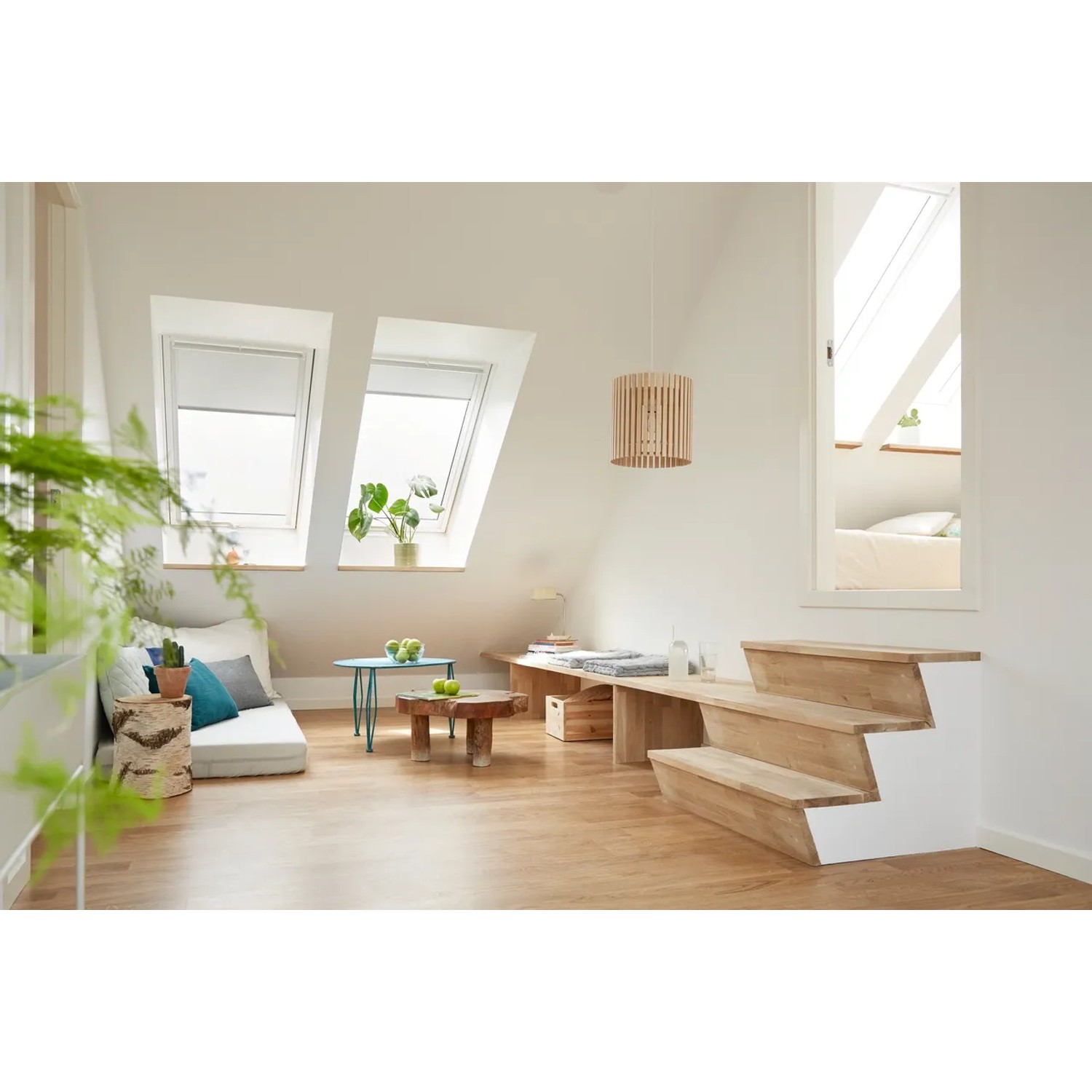 Helles Dachzimmer mit Velux Verdunkelungsrollo, manuell, weiß, für angenehme Dunkelheit.