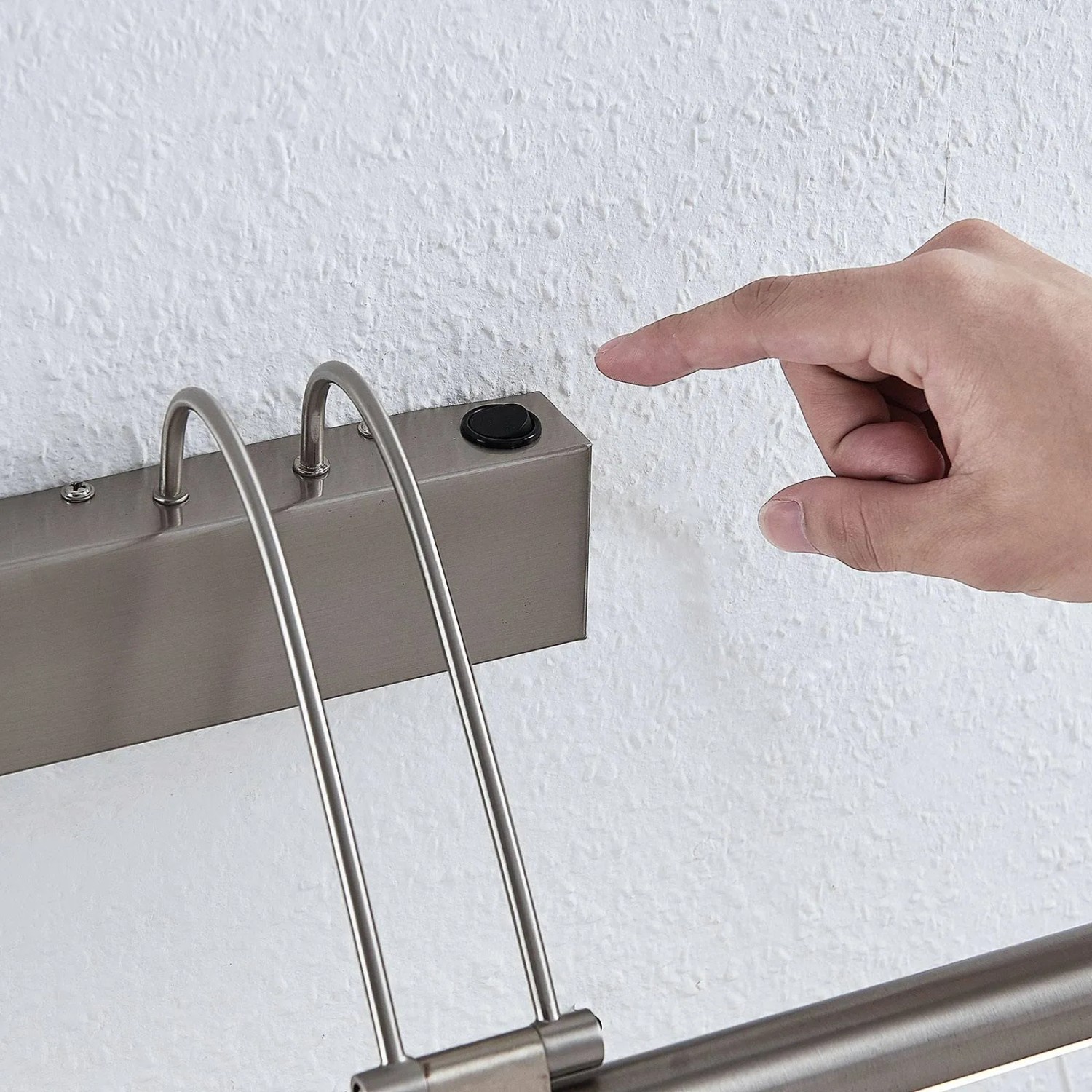 Lindby Mailine LED Wandleuchte in Alu, Bedienung per Schalter. Wandlampe für Innen.
