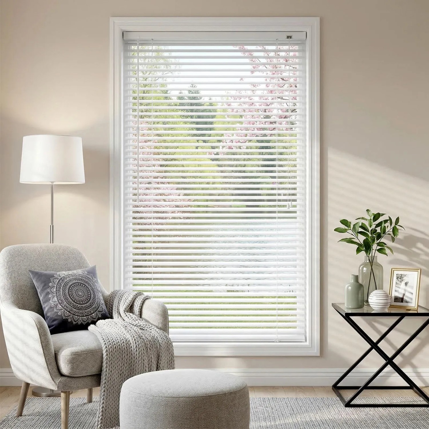 Weiße Sekey Aluminium Jalousie (70x130 cm) am Fenster im Wohnzimmer.