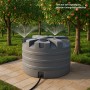 Marmorierter KMND 5000L Trinkwasser Wassertank im Garten mit Bewässerung.