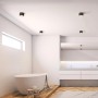 Modernes Badezimmer mit schwarzen, dimmbaren LED Aufbauspots für warmweißes Licht.