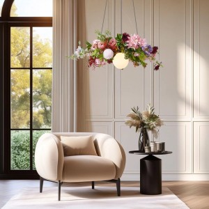 Hängelampe Flower Power mit bunten Blumen in Rot und Pink über einem Wohnzimmer.