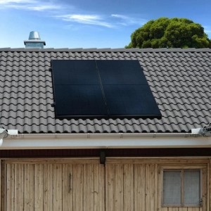 MyVoltaics Balkonkraftwerk 880W auf Ziegeldach montiert, Solarmodule in Schwarz.