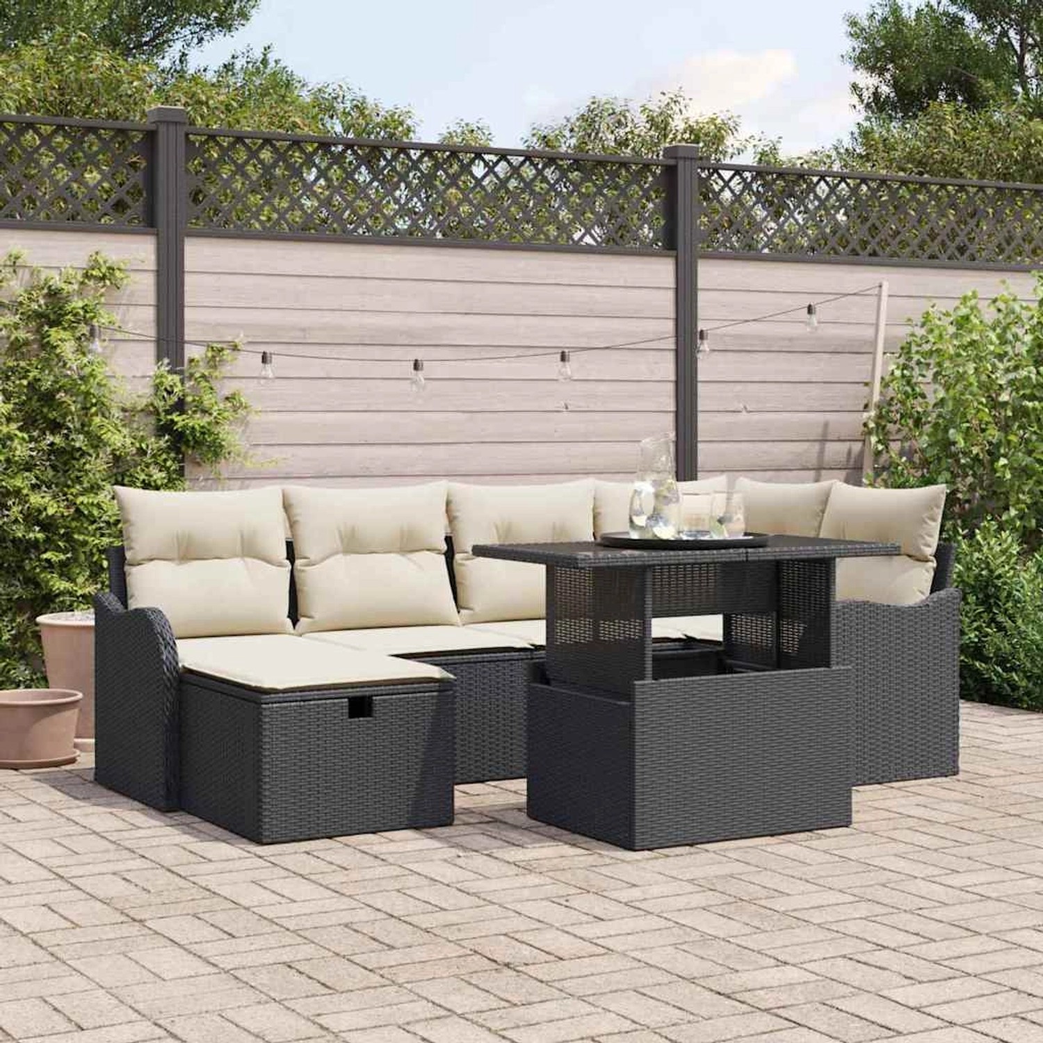 Schwarzes 7-teiliges vidaXL Garten-Sofa-Set aus Poly Rattan mit Kissen.