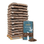 Palette mit STROY Waldbodeneinstreu 60l Säcken, braune Kiefernholzspäne für Kleintiere. Ein Sack offen.