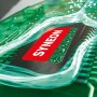 Bosch Syneon Chip auf grüner Platine, steuert Energie für Akku-Kettensäge. Optimale Effizienz & lange Laufzeit.