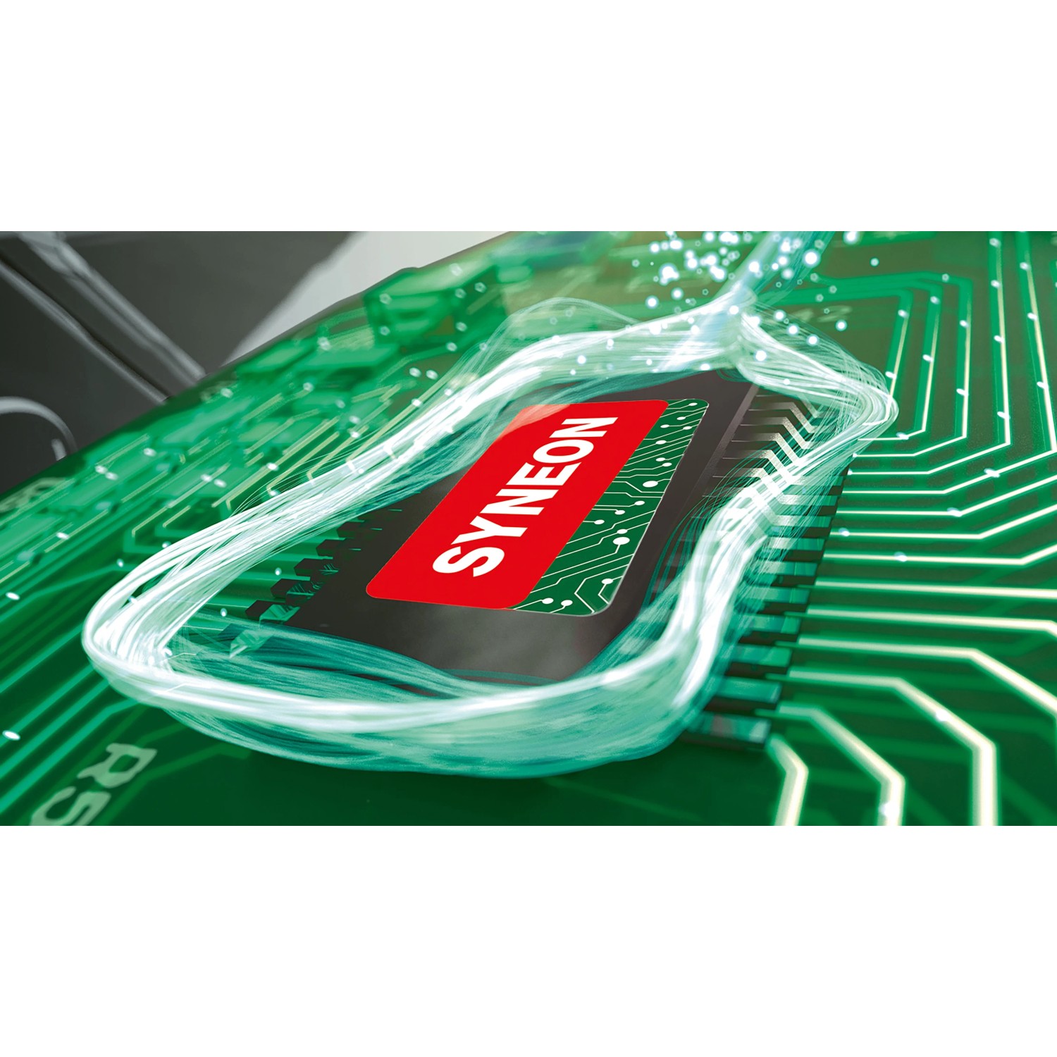 Bosch Syneon Chip auf grüner Platine, steuert Energie für Akku-Kettensäge. Optimale Effizienz & lange Laufzeit.