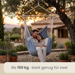 AMANKA XXL-Hängesessel in Lilac Grau aus Baumwolle, mit Paar im Garten. Belastbar bis 150 kg für 2 Personen. Gemütlich entspannen.