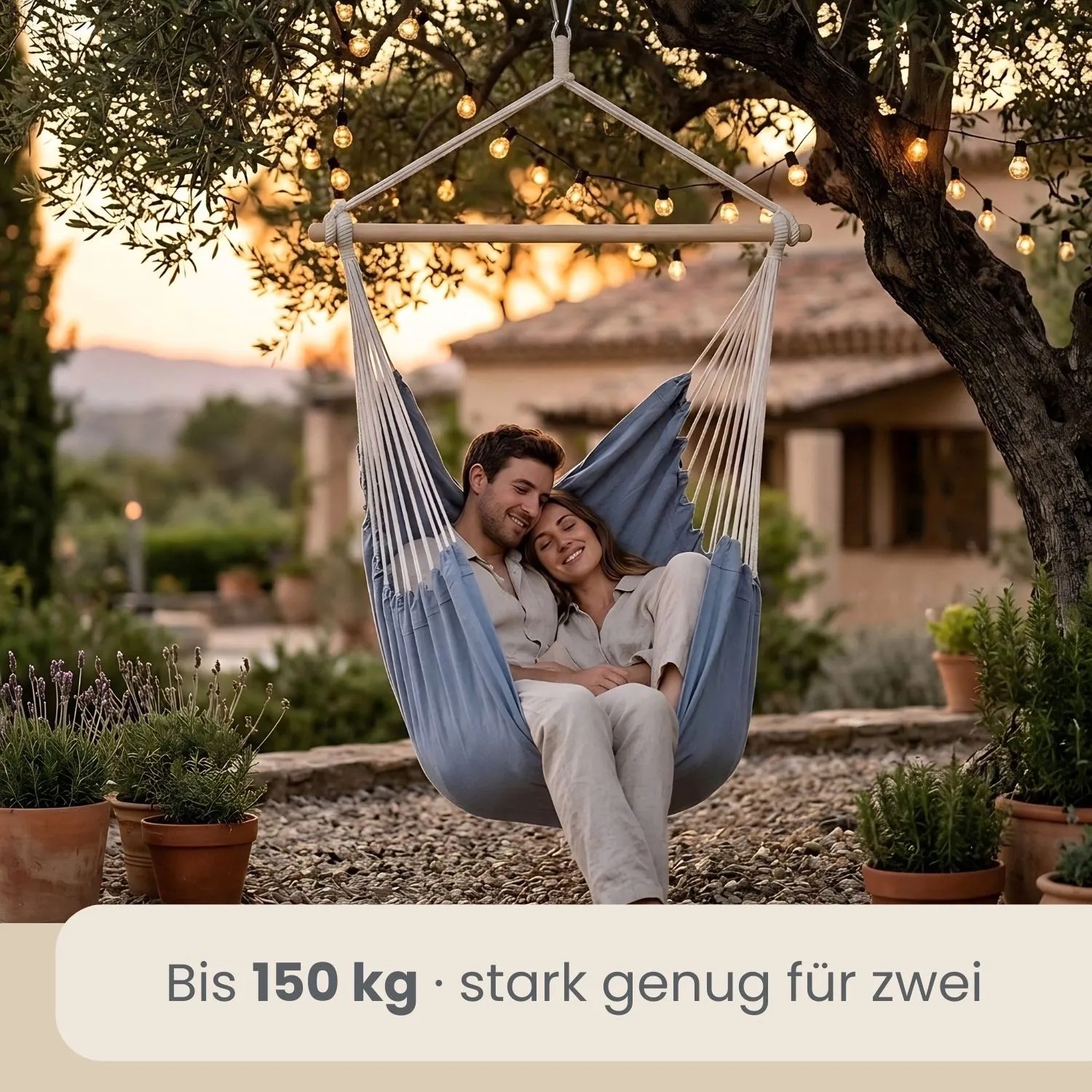 AMANKA XXL-Hängesessel in Lilac Grau aus Baumwolle, mit Paar im Garten. Belastbar bis 150 kg für 2 Personen. Gemütlich entspannen.
