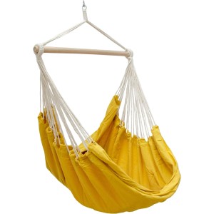 Gelber AMANKA Hängesessel mit Holzstab und Seilaufhängung, belastbar bis 150 kg.