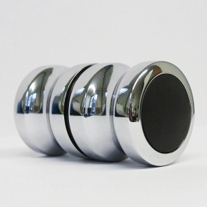 Detailaufnahme des Türgriffs der Breuer Elana Pendeltür für Duschen, Chromoptik.