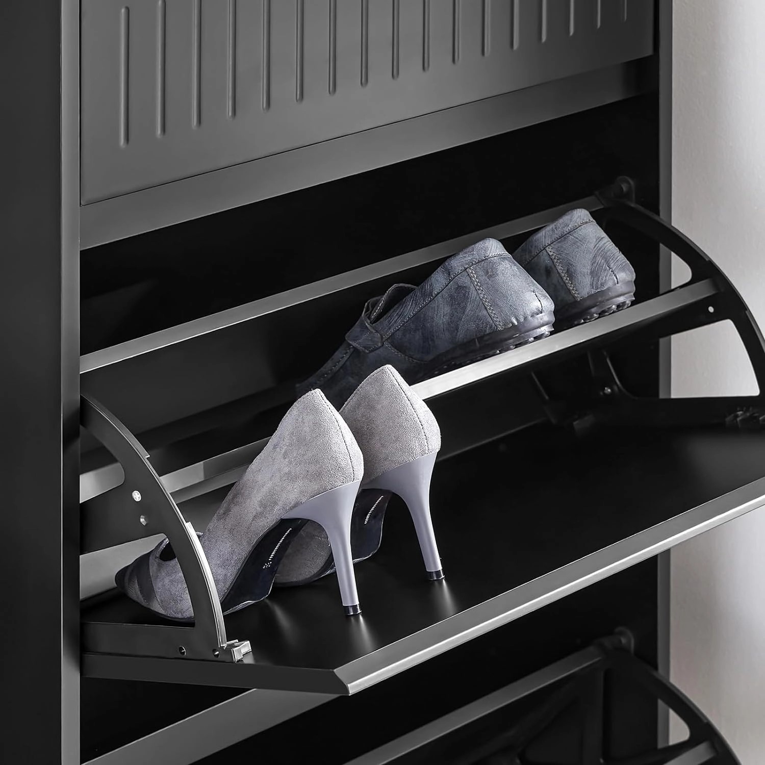 Schwarzer Schuhkipper mit zwei Klappen und Schuhen im geöffneten Fach.