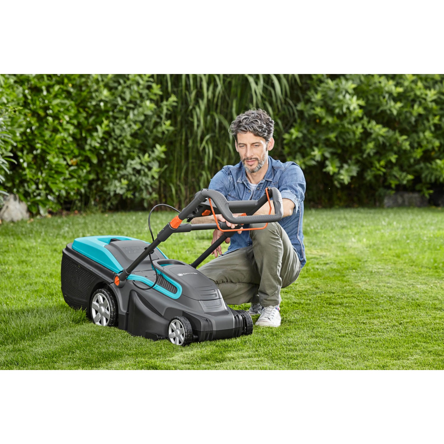 Gardena Elektro-Rasenmäher PowerMax 1800/42 im Einsatz auf Rasenfläche.