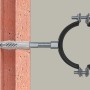 Fischer Universaldübel UX mit Stockschraube an Mauer mit Rohrschelle befestigt.