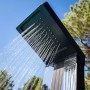 Gre Aluminium-Solardusche Luxe 38 l mit laufendem Wasser vor blauem Himmel und Baum.