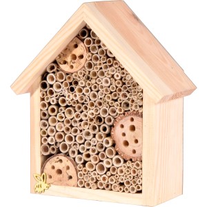 Kleines Insektenhotel mit Spitzdach aus Naturholz (FSC®), gefüllt mit Schilf und Holzelementen.
