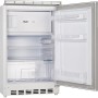 Offener, weißer Unterbaukühlschrank der Singleküche Florida mit Glasböden und Türfächern.