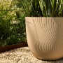 Beiger Elho Blumentopf Sereh, Ø 47 cm, mit strukturierter Oberfläche für Innen- und Außenbereich.