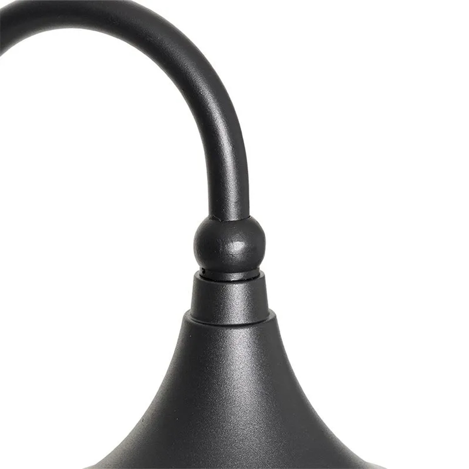 Detailaufnahme der schwarzen QAZQA Außenlaterne Daphne, klassisches Design.