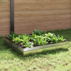 vidaXL Schneckenzaun, 8-teilig, silberner verzinkter Stahl, im Garten mit Salat bepflanzt.