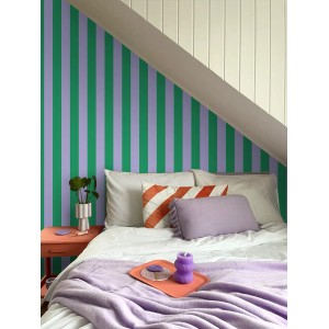 Schlafzimmer mit ESTAhome Streifen Tapete in Grün und Violett.