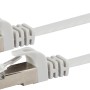 Weißes Schwaiger CAT-6-Netzwerkflachkabel (3 m) mit RJ45-Stecker für Netzwerkverbindungen.