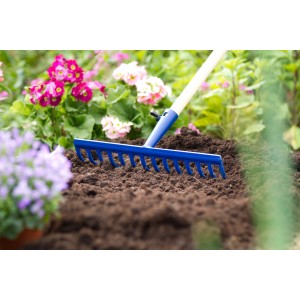 Blauer LUX Rechen Classic mit 14 Zinken und Schraubsystem im Einsatz im Gartenbeet.