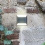 Moderne Eco-Light LED-Aussenwandleuchte Floyd in Anthrazit an einer Mauer.