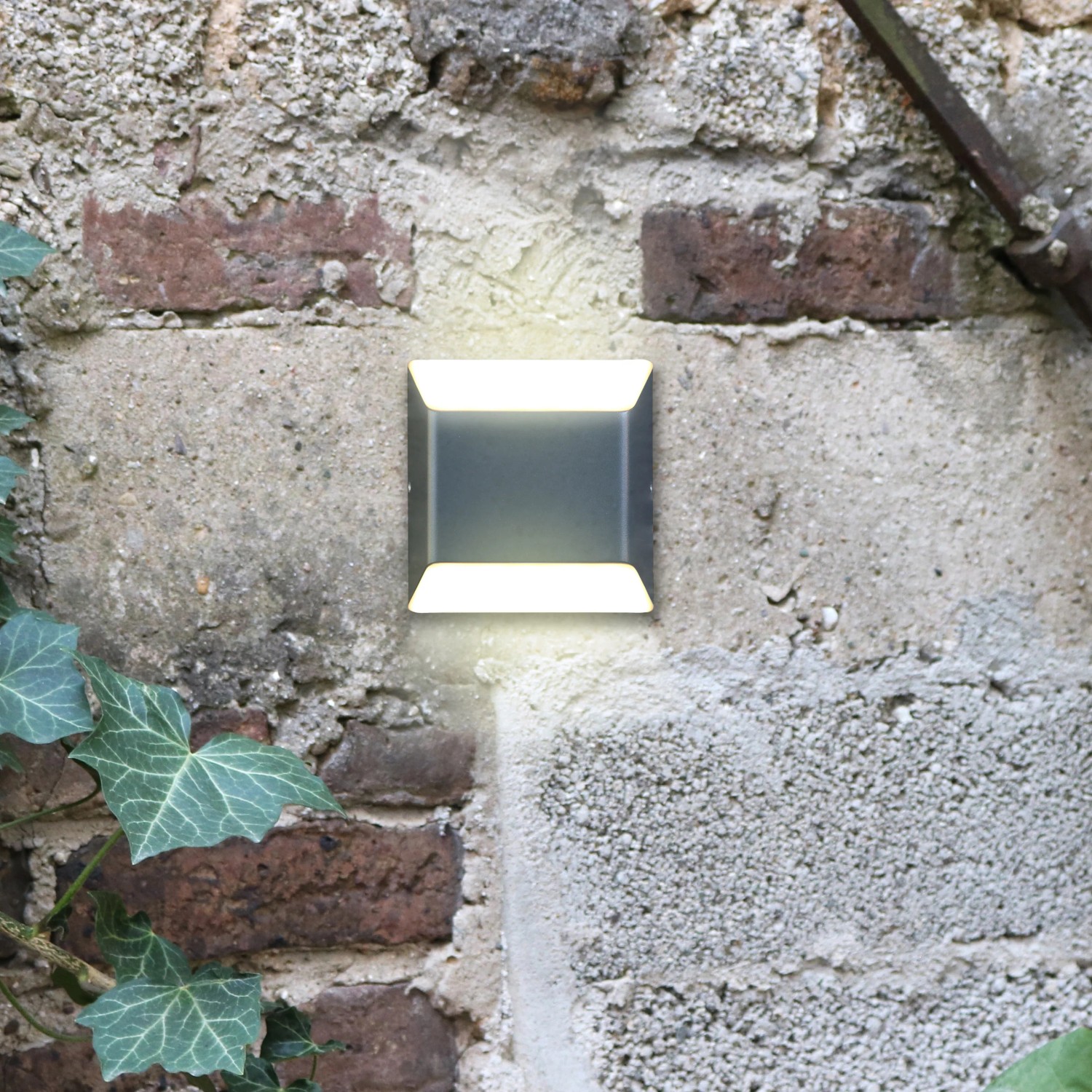 Moderne Eco-Light LED-Aussenwandleuchte Floyd in Anthrazit an einer Mauer.