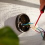 Installation der Philips Hue Econic LED-Laternenleuchte hängend im Außenbereich.