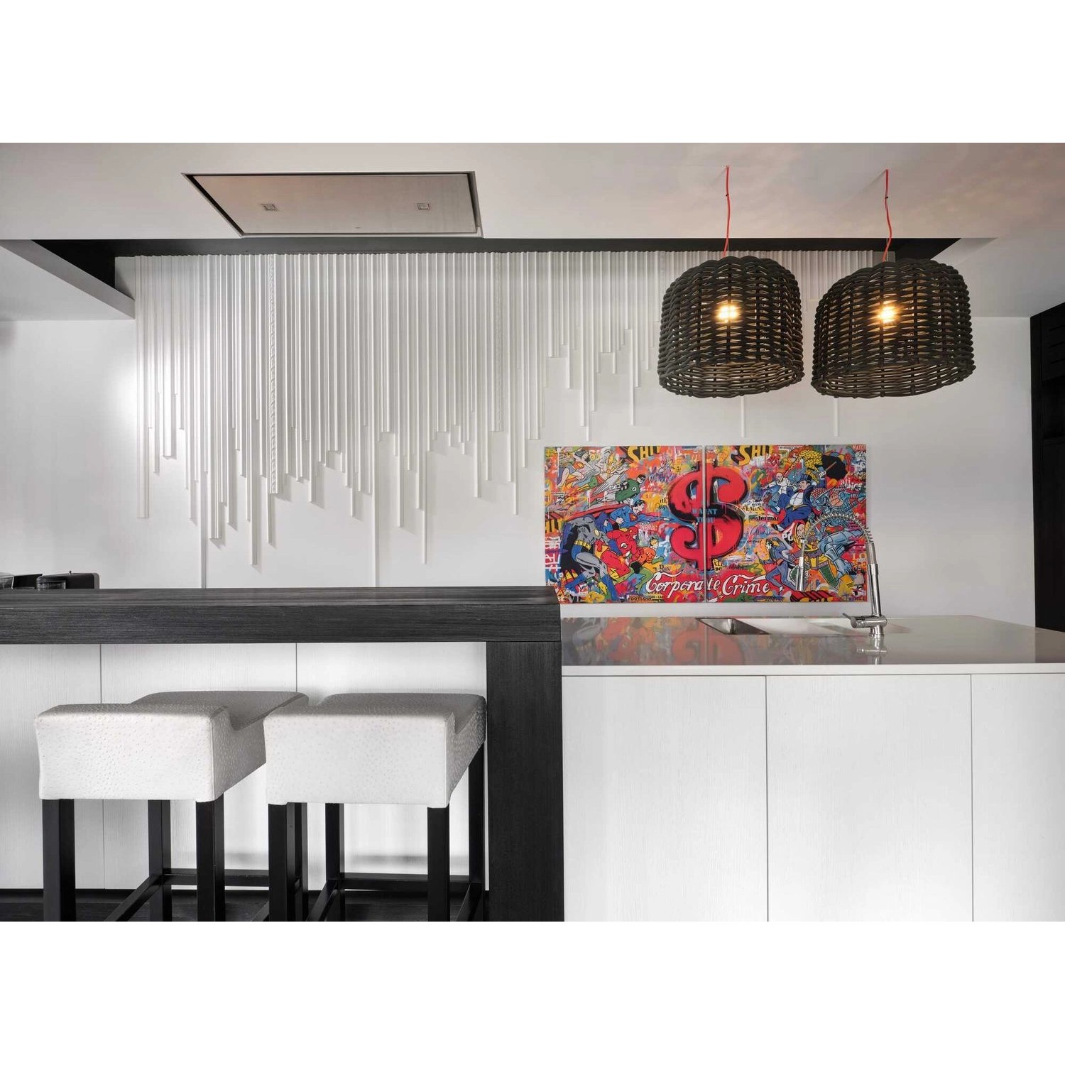 Moderne Küche mit NOEL & MARQUET Wandleisten Z13-Box ARSTYL als dekoratives Element.