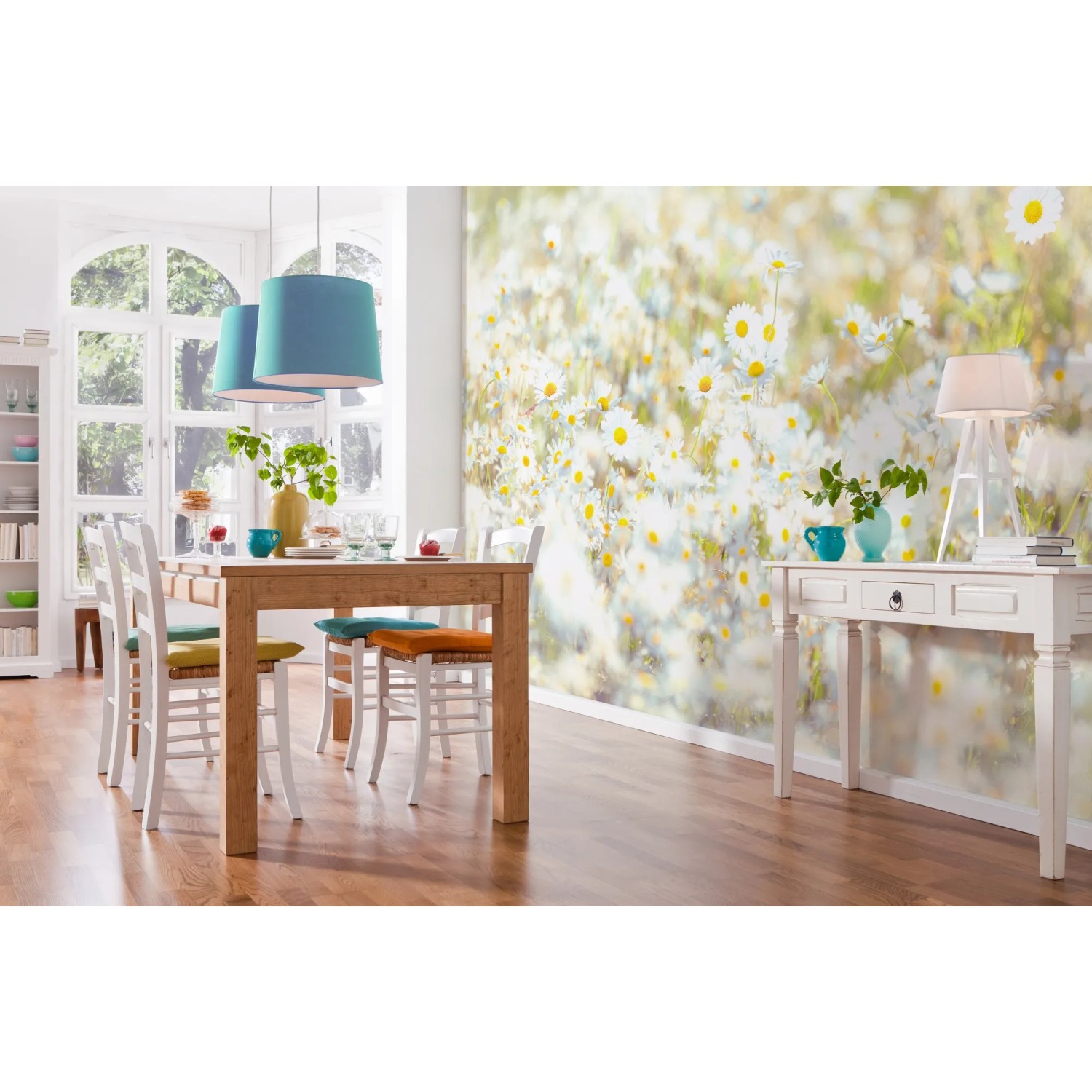 Wohnraum mit Komar Fototapete Daisies, die eine sommerliche Blumenwiese zeigt.