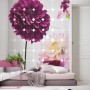 Komar Fototapete Flowers & Dots: Wandbild mit großen, pinken Dahlien und Punktmuster im Kinderzimmer.