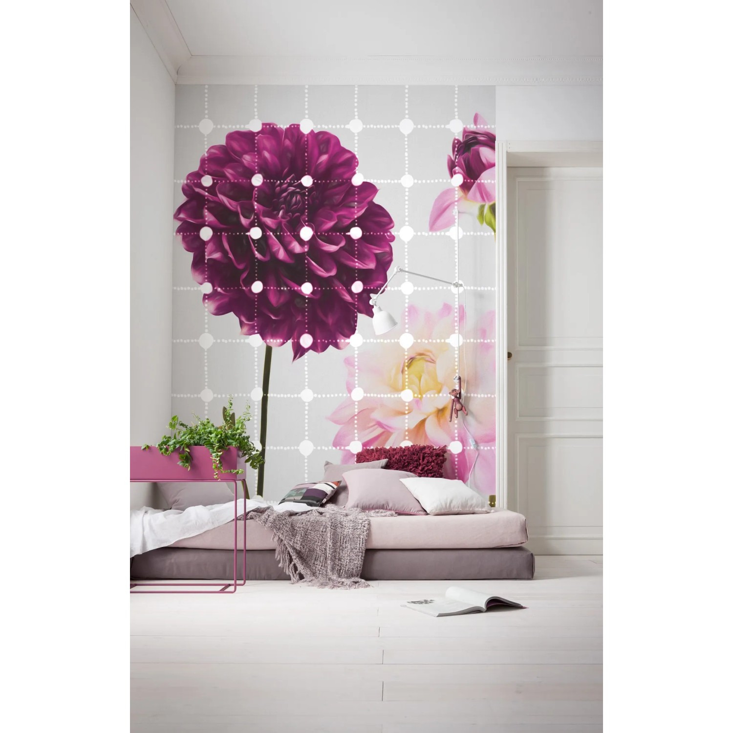 Komar Fototapete Flowers & Dots: Wandbild mit großen, pinken Dahlien und Punktmuster im Kinderzimmer.