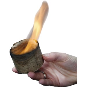 Brennender Westfalia Kaminanzünder XXL aus Holz in Hand, Zubehör für Kamin & Ofen.