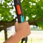 Hand hält Gardena TeleCut Astschere zum Schneiden von Ästen.