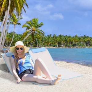 Frau entspannt auf beiger Outsunny Strandliege am Strand. Camping Zubehör.