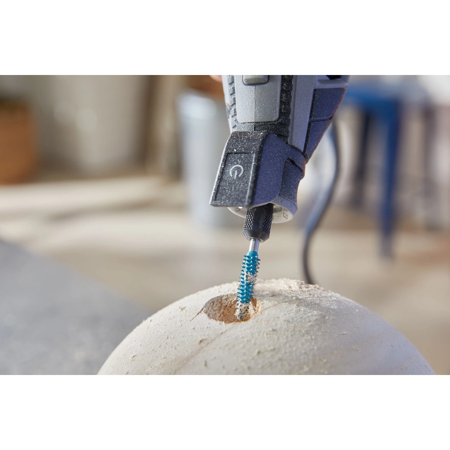 Dremel Raspelfräser Max 9952 kegelförmig, blau, fräst in Holz. Zubehör für Miniaturwerkzeuge.