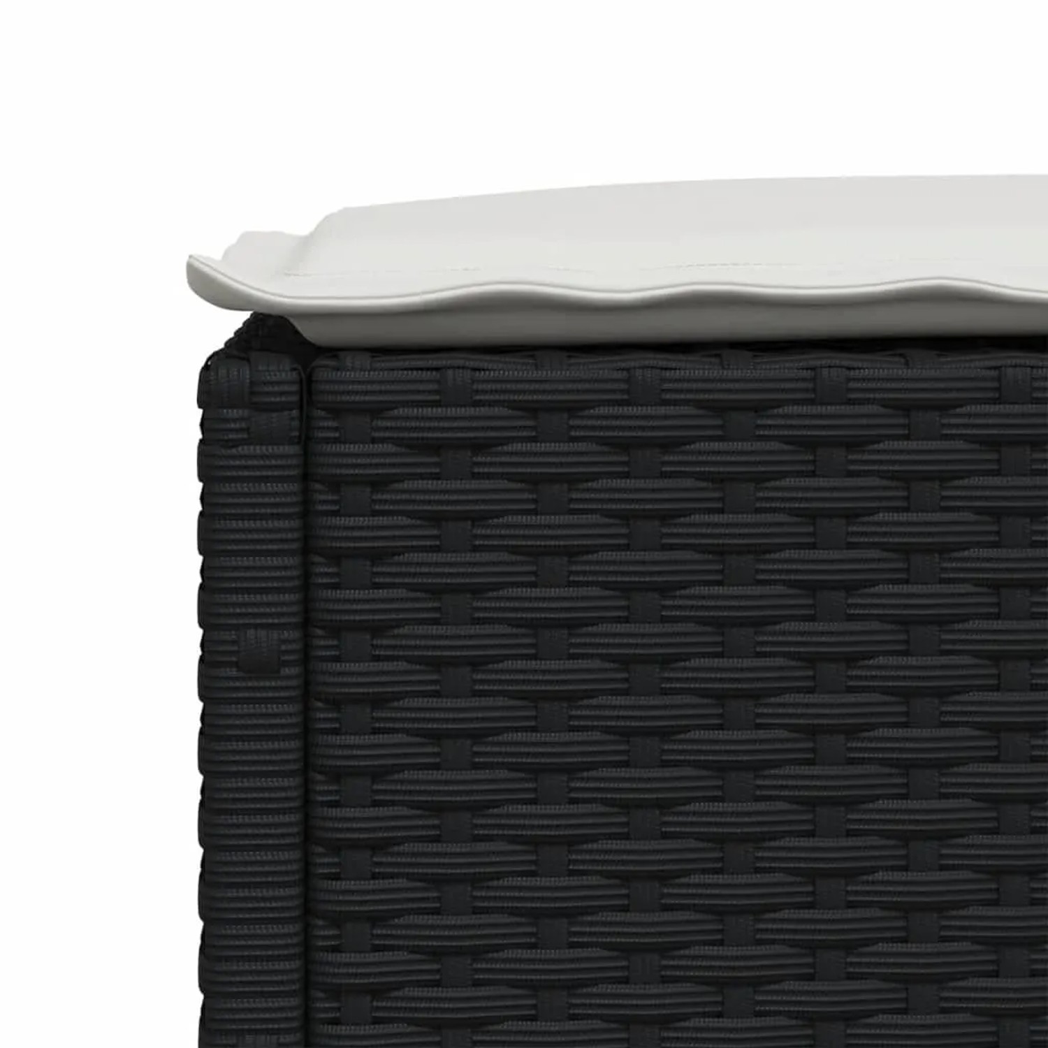 Detailansicht: Schwarzes Poly Rattan Gartenmöbel mit cremefarbenem Kissen der vidaXL Sofagarnitur.