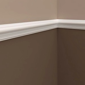 Weiße PROFHOME Wand- und Friesleiste (200 cm) als Zierleiste an einer braunen Wand.