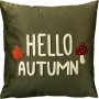 Olivgrünes Samt-Kissen 45x45 cm mit gesticktem "HELLO AUTUMN", Ahornblatt & Pilz. Für Herbstdekoration.