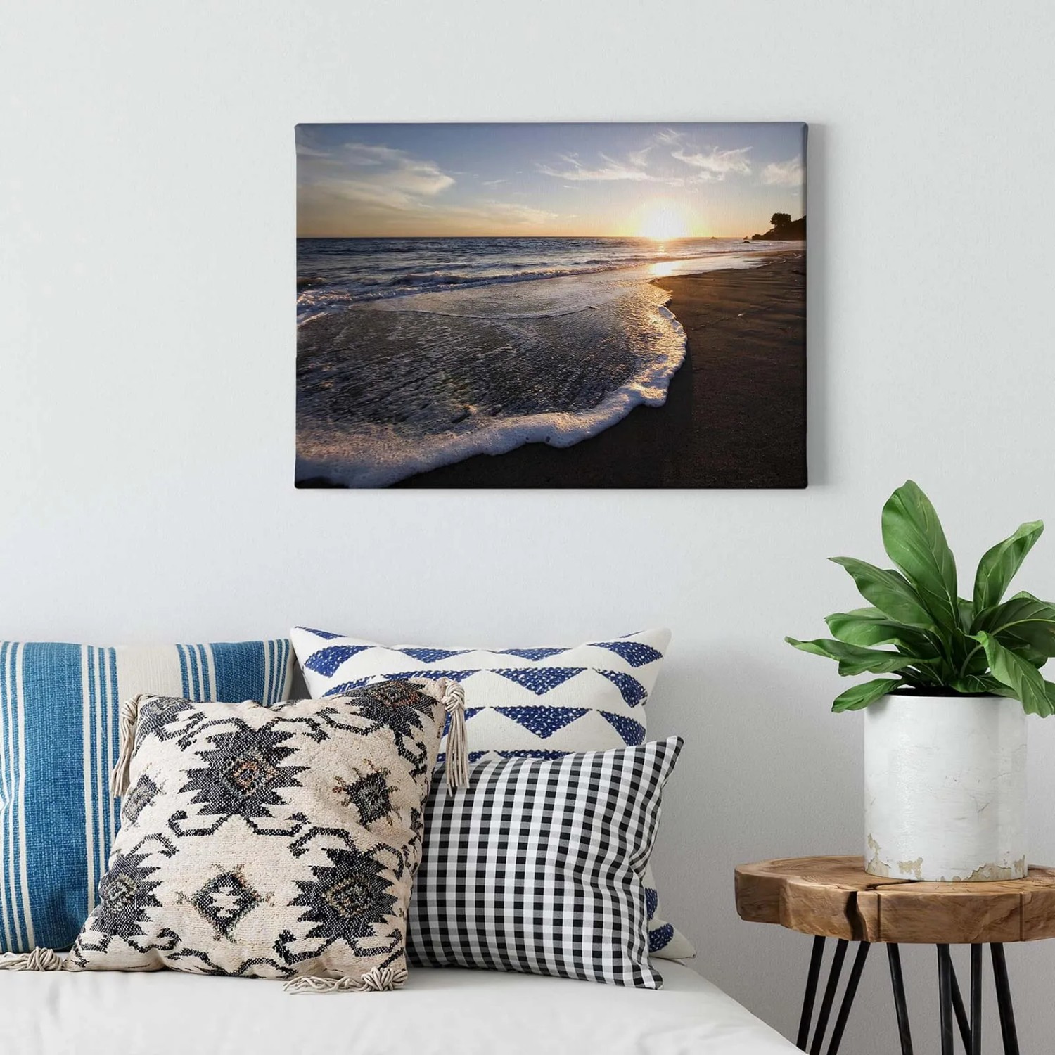 Leinwandbild mit Strandmotiv: Meer, Sonnenuntergang, blaue und braune Farbtöne. Wanddekoration für Wohnräume.