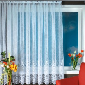 Weiße, transparente Arsvita Gardine Marburg mit Universalband und floraler Spitze vor Fenster.