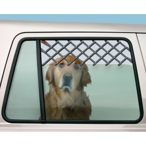 Heim RAC Hundegitter für Autofenster, ausziehbar bis 60 cm, mit Hund im Auto.