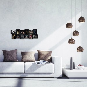 Schwarzer Kunststoff-Bilderrahmen für 12 Fotos. Galerierahmen als Wanddeko im modernen Wohnzimmer.