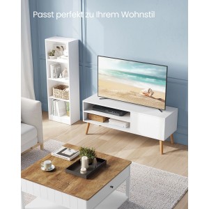 Weißer Vasagle TV-Schrank im Industrie-Design mit offenen Fächern und Schranktür im Wohnzimmer.