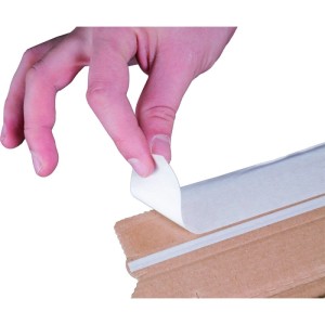 Hand zieht Schutzstreifen von Haftklebeverschluss einer braunen Trapez-Versandverpackung aus Wellpappe. Schnelle Montage.