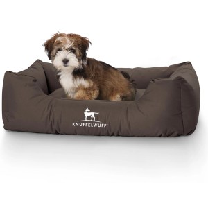 Braunes Knuffelwuff Hundebett Finlay (M-L) mit Hund im Körbchen.